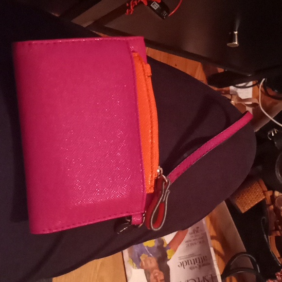 Liz Claiborne wallet - Picture 3 of 3